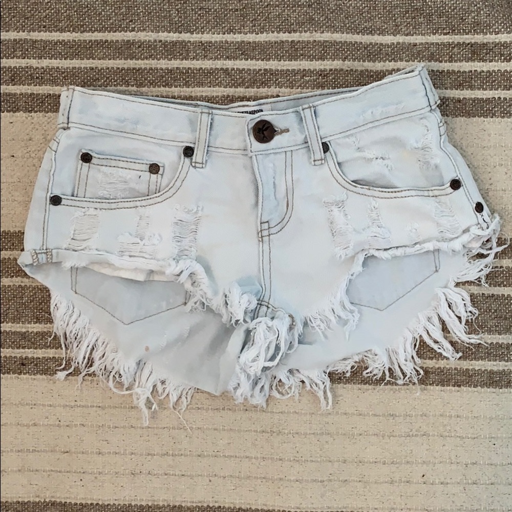 Cute and comfy One Teaspoon shorts. Light wash